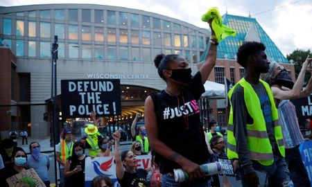 Manifestantes contra la injusticia racial protestan en Milwaukee, Wisconsin, EE.UU., 20 de agosto de 2020. Manifestantes contra la injusticia racial protestan en Milwaukee, Wisconsin, EE.UU., 20 de agosto de 2020.