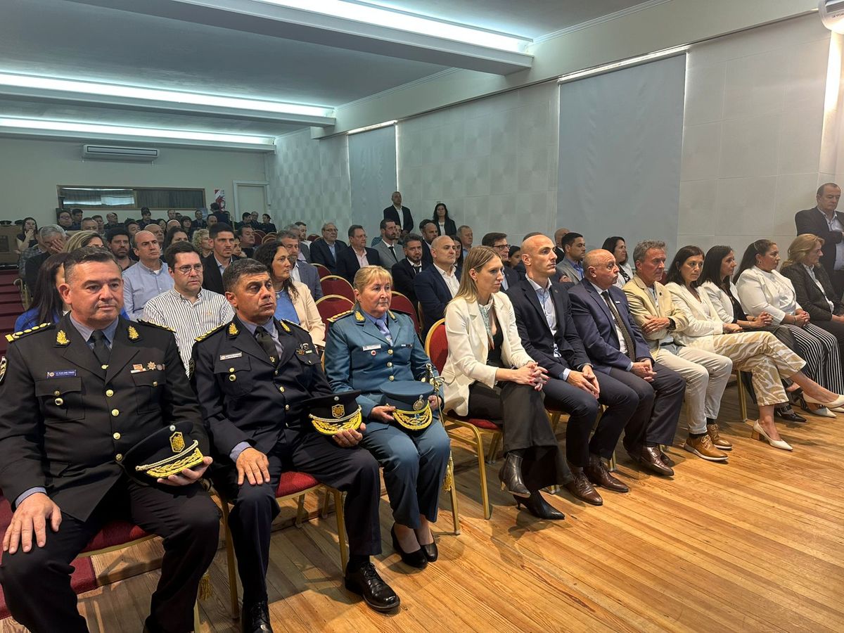 Jefes de la Policía de Santa Fe y del Servicio Penitenciario juraron la nueva Constitución. Jefes de la Policía de Santa Fe y del Servicio Penitenciario juraron la nueva Constitución.