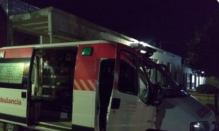 La ambulancia del SAMCo como escenario del escándalo en Esperanza. Gentileza: Esperancino. La ambulancia del SAMCo como escenario del escándalo en Esperanza. Gentileza: Esperancino.