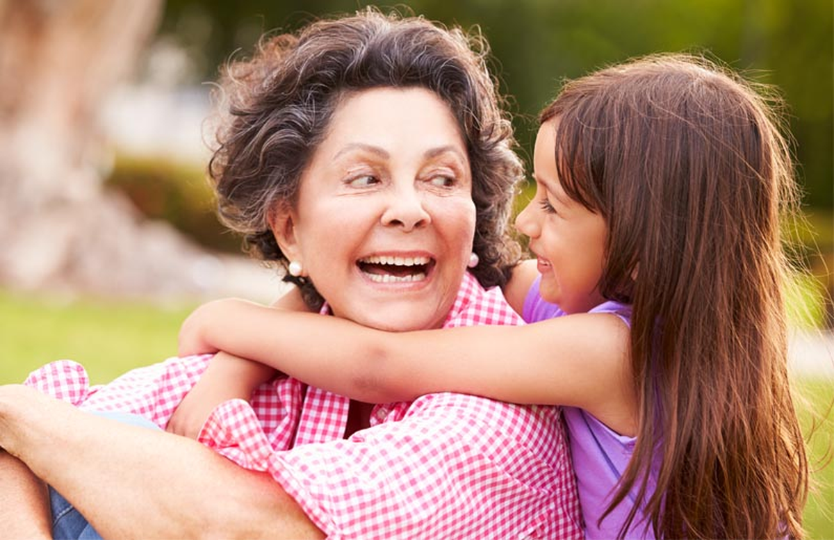 Muchas veces, las abuelas son el pilar de la crianza de los más chicos de la casa, dado que los padres deben trabajar largas horas para cuidar del hogar.