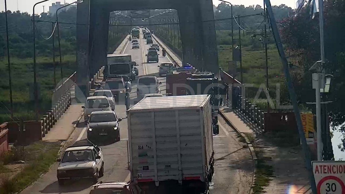 El acoplado se incendió en el ingreso al Puente Carretero.&nbsp;visibility