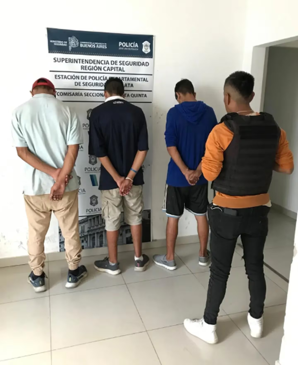 Tres adolescentes fueron detenidos en La Plata por robar paltas. Tres adolescentes fueron detenidos en La Plata por robar paltas.