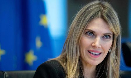 La eurodiputada y vicepresidenta del Europarlamento, Eva Kaili, esposa de un ex parlamentario arrestado ayer, y su hija fueron detenidas este sábado. La eurodiputada y vicepresidenta del Europarlamento, Eva Kaili, esposa de un ex parlamentario arrestado ayer, y su hija fueron detenidas este sábado.