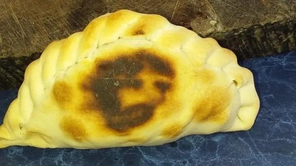 Una familia rosarina afirma que la imagen de Cristo se les apareció en una empanada. Creen que se trataría de una señal, ya que el padre se había quedado sin trabajo