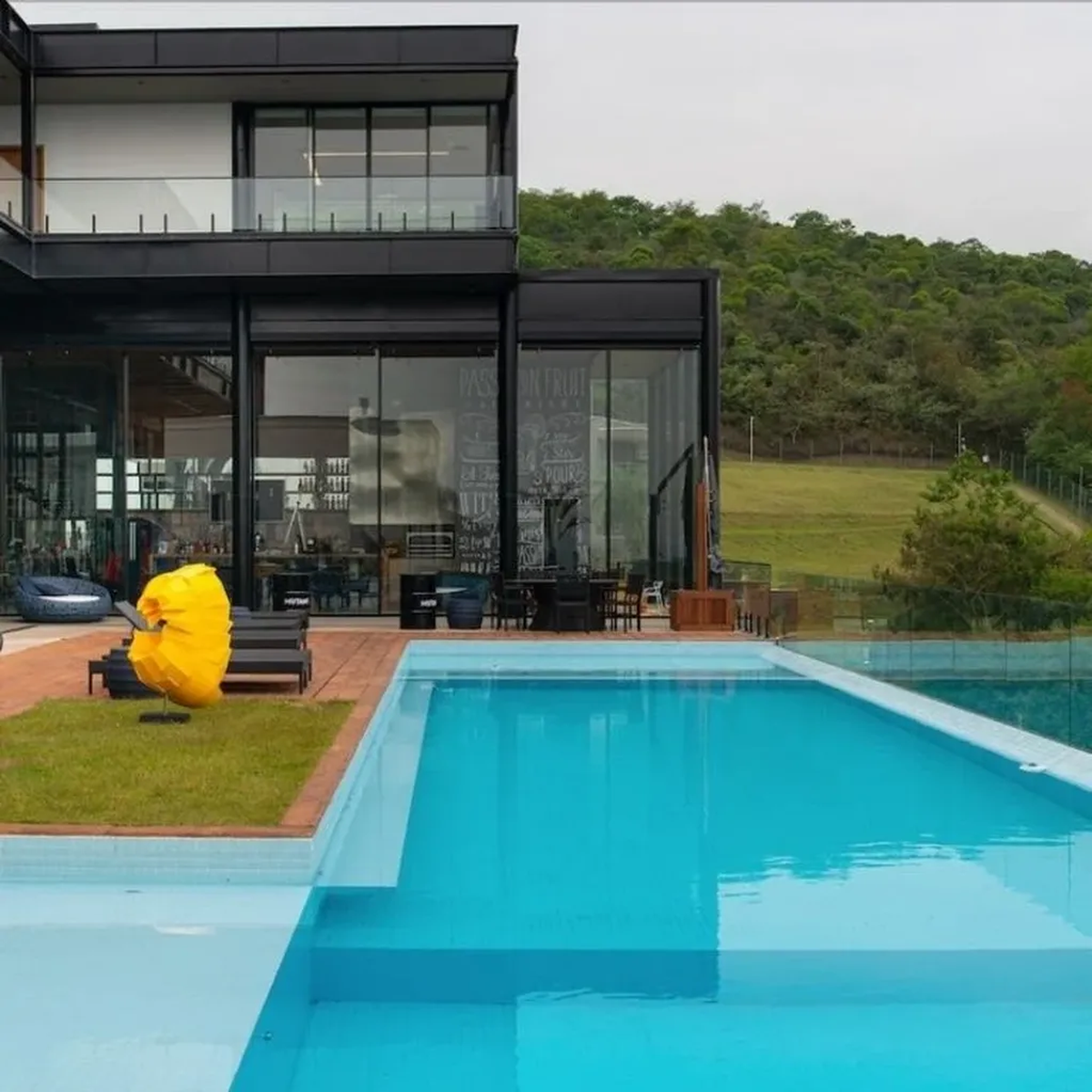 Vista desde el patio de la mansión de Neymar en Brasil.