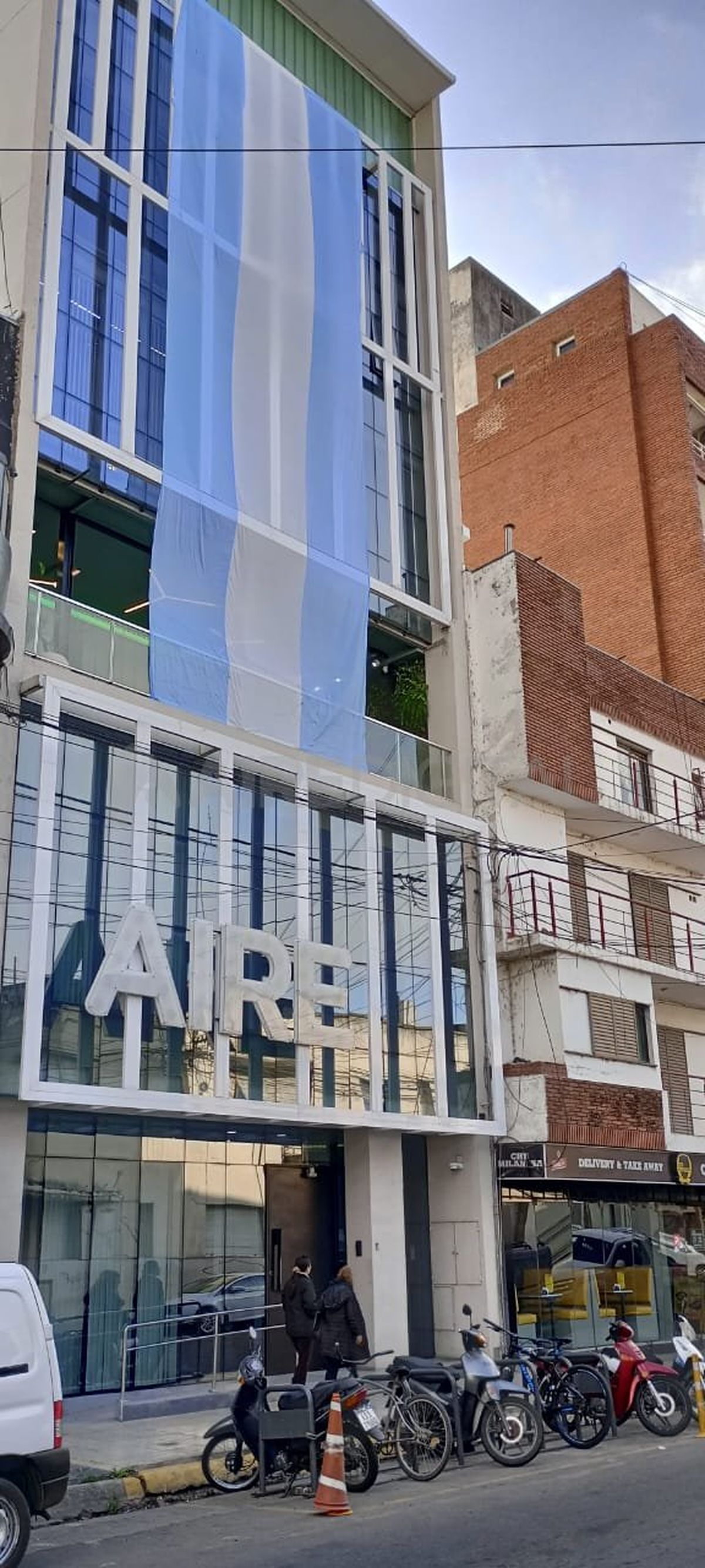 La bandera del edificio de AIRE tiene una extensión de 16 metros de alto por 5 de ancho. La bandera del edificio de AIRE tiene una extensión de 16 metros de alto por 5 de ancho.
