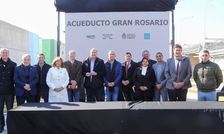 El gobernador de la provincia encabezó una nueva licitación para la obra del acueducto Gran Rosario. El gobernador de la provincia encabezó una nueva licitación para la obra del acueducto Gran Rosario.