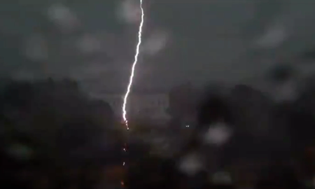 Impactante video: un rayo cayó a pocos metros de la Casa Blanca y murieron dos personas Impactante video: un rayo cayó a pocos metros de la Casa Blanca y murieron dos personas