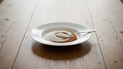 Mezclar azúcar negra y blanca: para qué sirve y cuáles son sus beneficios