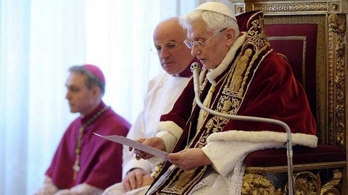 Benedicto XVI causó un terremoto al anunciar su renuncia en febrero de 2013.