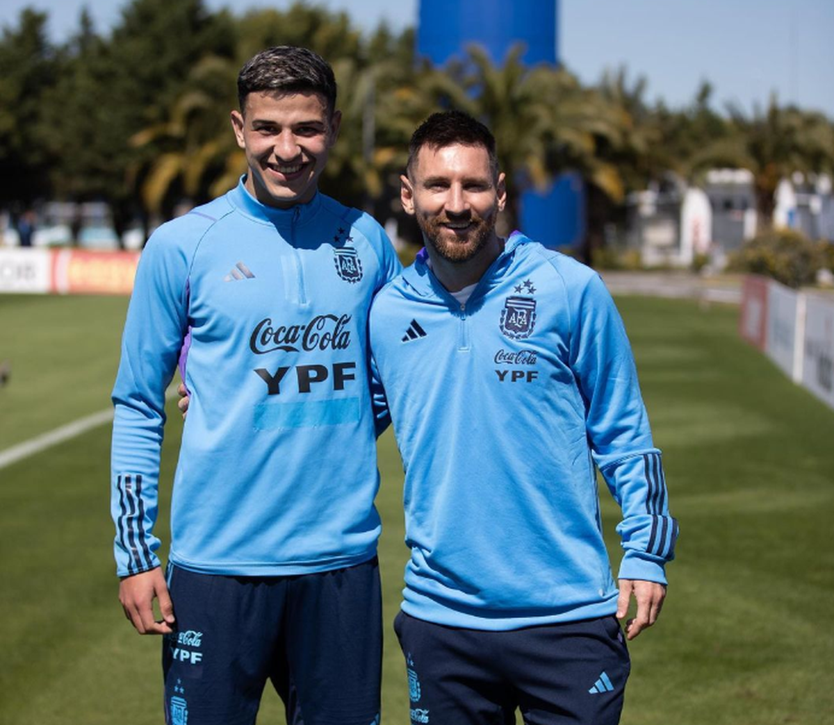 Lucas Esquivel junto a Lionel Messi.