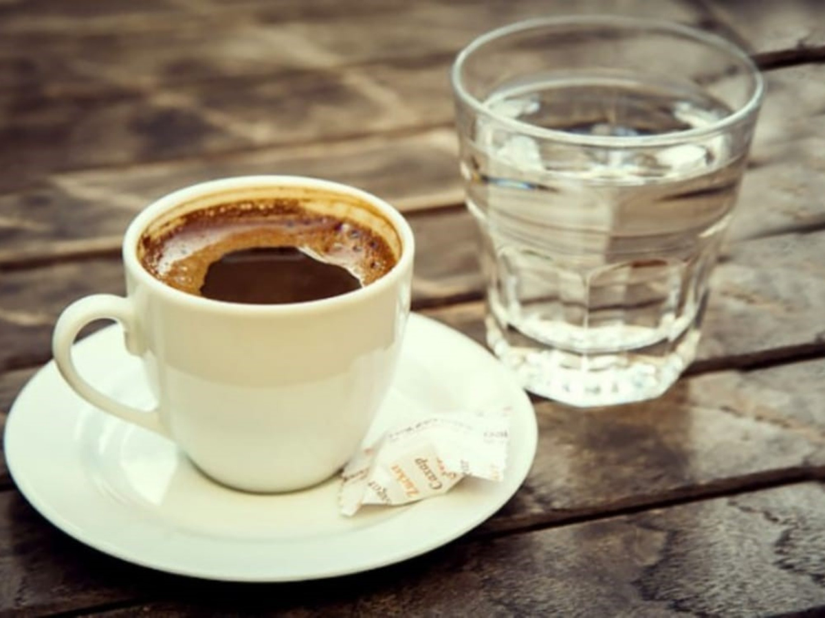 El misterio revelado: por qué se sirve el café acompañado con un pequeño vaso de agua