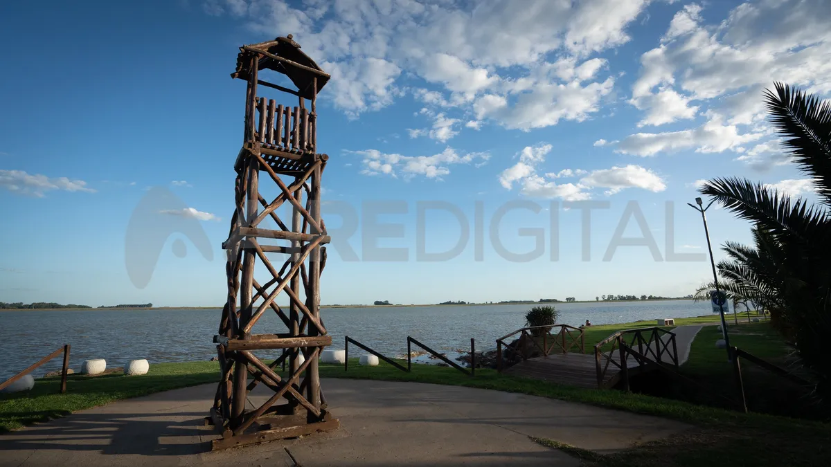 El paseo de la costanera en Teodelina es uno de los sitios más visitados por los turistas.