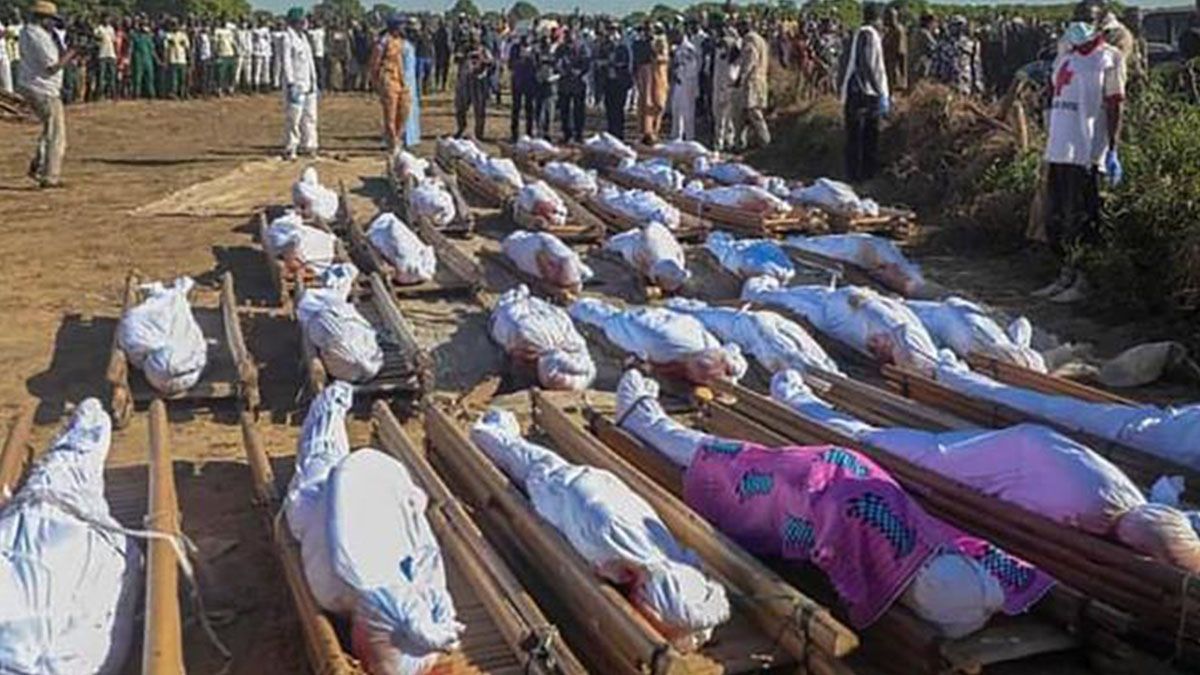 El entierro masivo celebrado este sábado con las víctimas del ataque de la organización yihadista Boko Haram