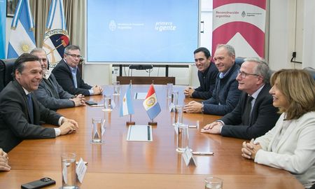 El Ministerio de Transporte de la Nación, el gobierno de Santa Fe y la empresa Belgrano de Cargas firmaron este miércoles el convenio para recuperar el servicio ferroviario entre la ciudad de Santa Fe y Laguna Paiva. El Ministerio de Transporte de la Nación, el gobierno de Santa Fe y la empresa Belgrano de Cargas firmaron este miércoles el convenio para recuperar el servicio ferroviario entre la ciudad de Santa Fe y Laguna Paiva.