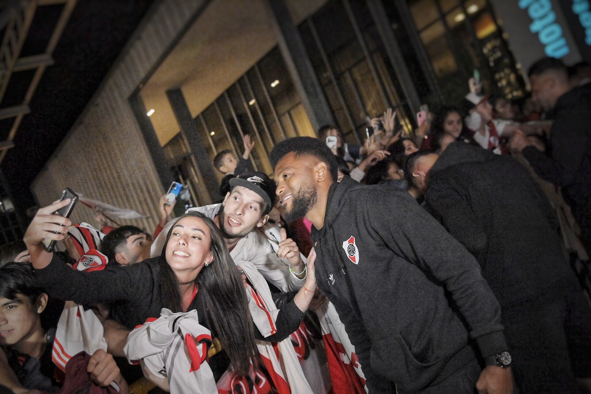Los hinchas de River recibieron al plantel en Santa Fe.