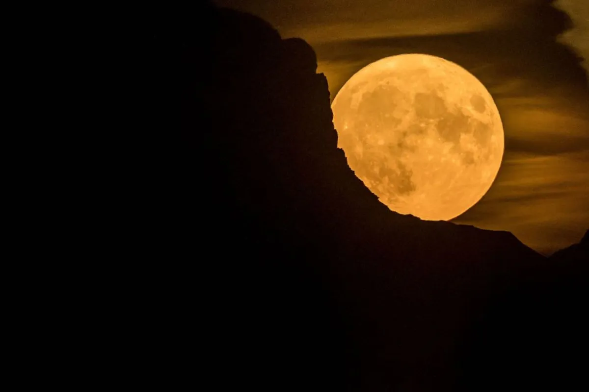 Así se vio la superluna de julio, elevándose tras una montaña en los Alpes suizos, vista desde Chexbres, en el oeste de Suiza, el 13 de julio de 2022.
