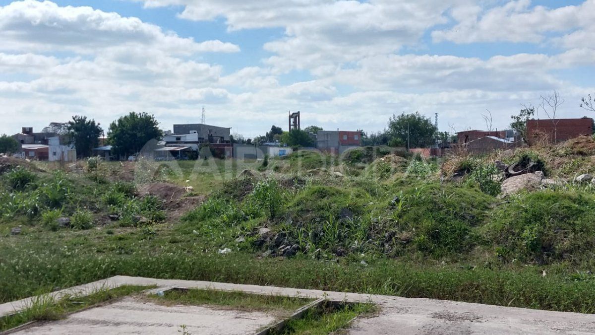 Barrio Liceo Norte: los delincuentes cavan los montículos de tierra y se hacen precarios refugios
