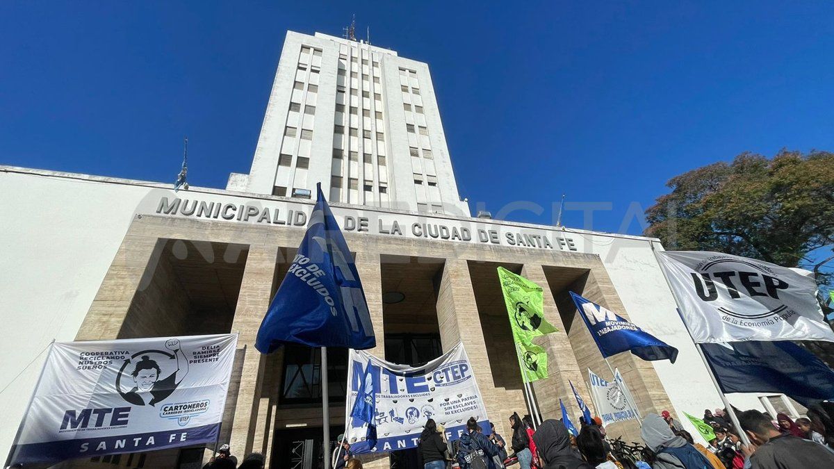 Organizaciones sociales llevaron sus reclamos a la explanada de la Municipalidad.