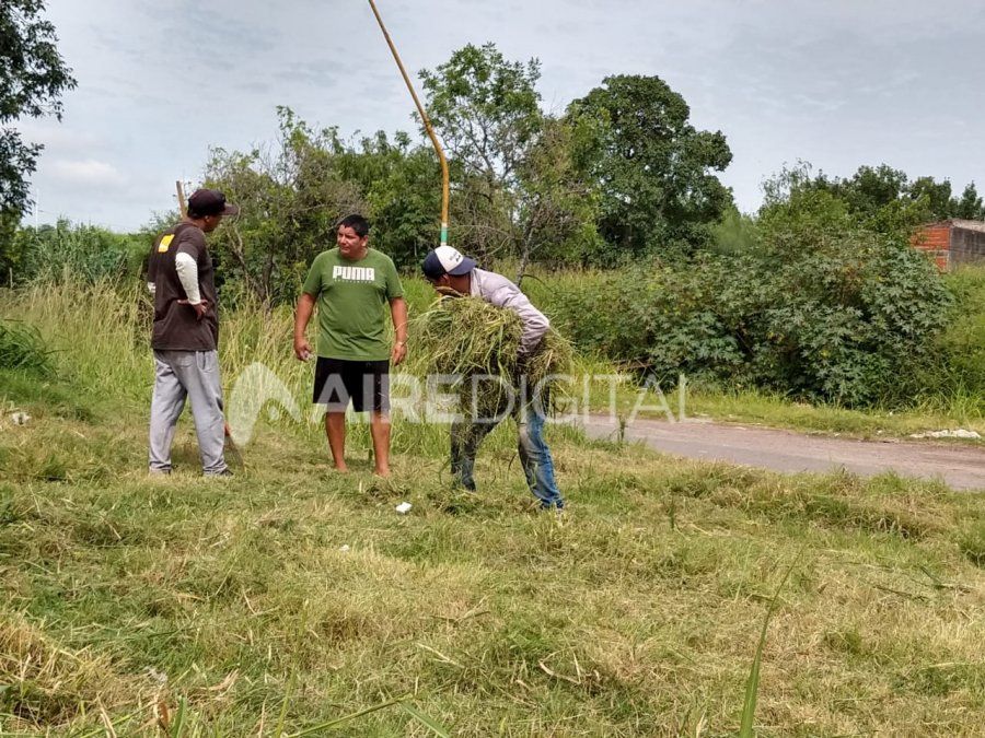 Vecinos del Parque Garay cortan yuyos y limpian espacios públicos