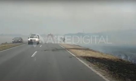 Los automovilistas captaron imágenes del humo dificultando la visibilidad sobre la ruta 11 Los automovilistas captaron imágenes del humo dificultando la visibilidad sobre la ruta 11