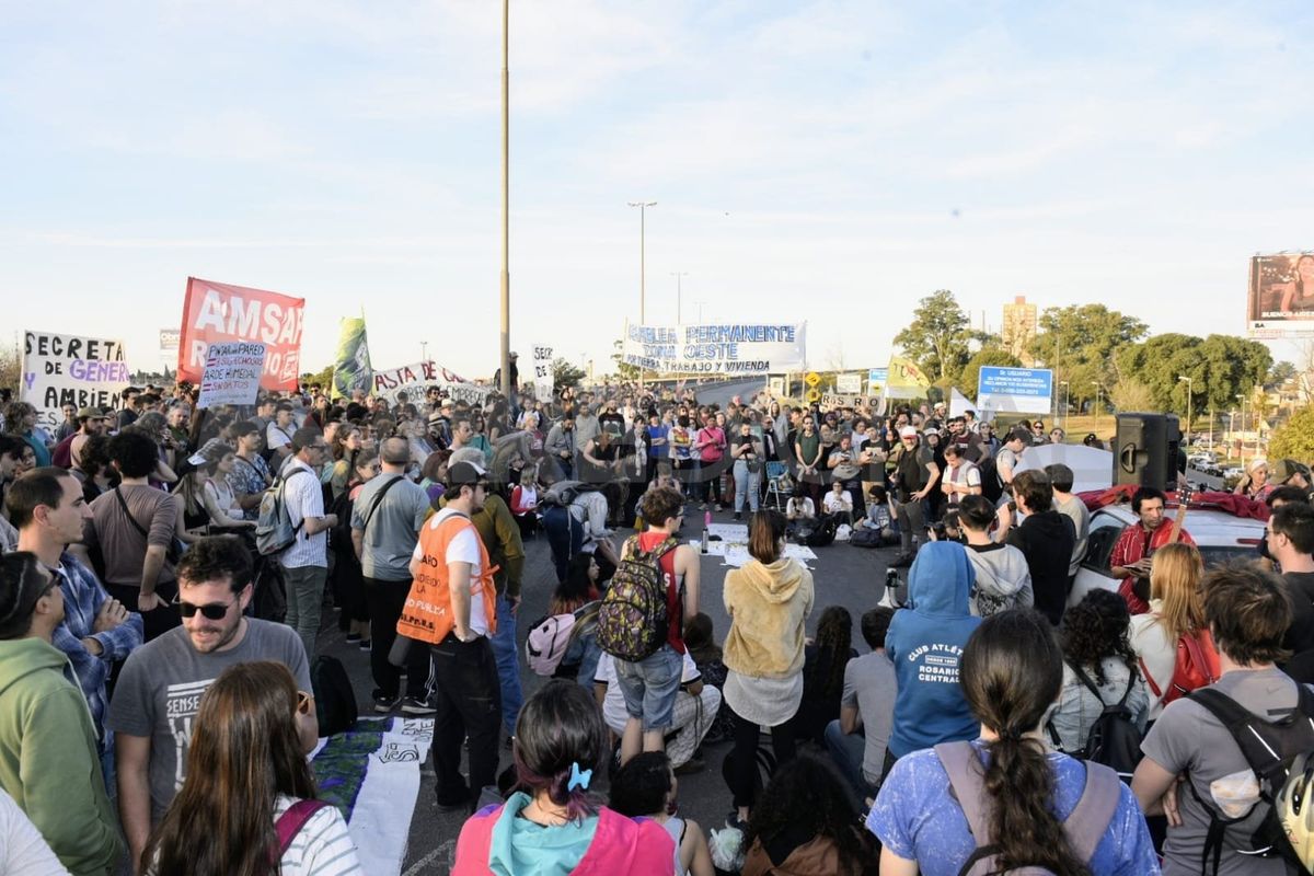 Ambientalistas y autoconvocados cortaron el puente Rosario-Victoria por los incendios en las islas