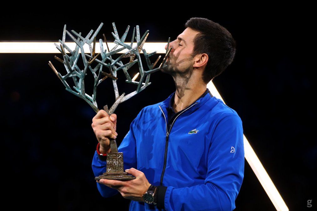 Djokovic se coronó campeón en el Masters 1.000 de París tras vencer al canadiense Shapovalov
