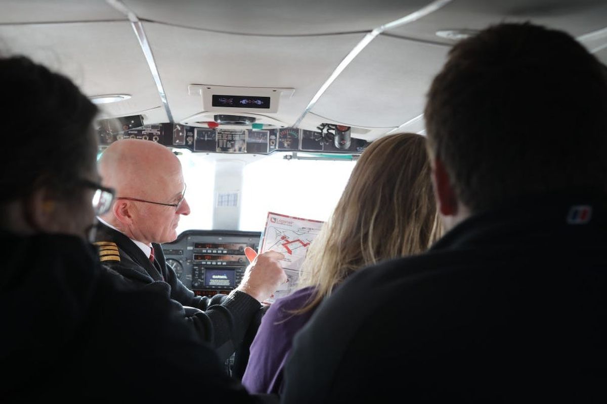 Antes de la puesta en marcha, el comandante del avión repasa con los pasajeros las medidas de seguridad para el vuelo y qué hacer en caso de una emergencia.