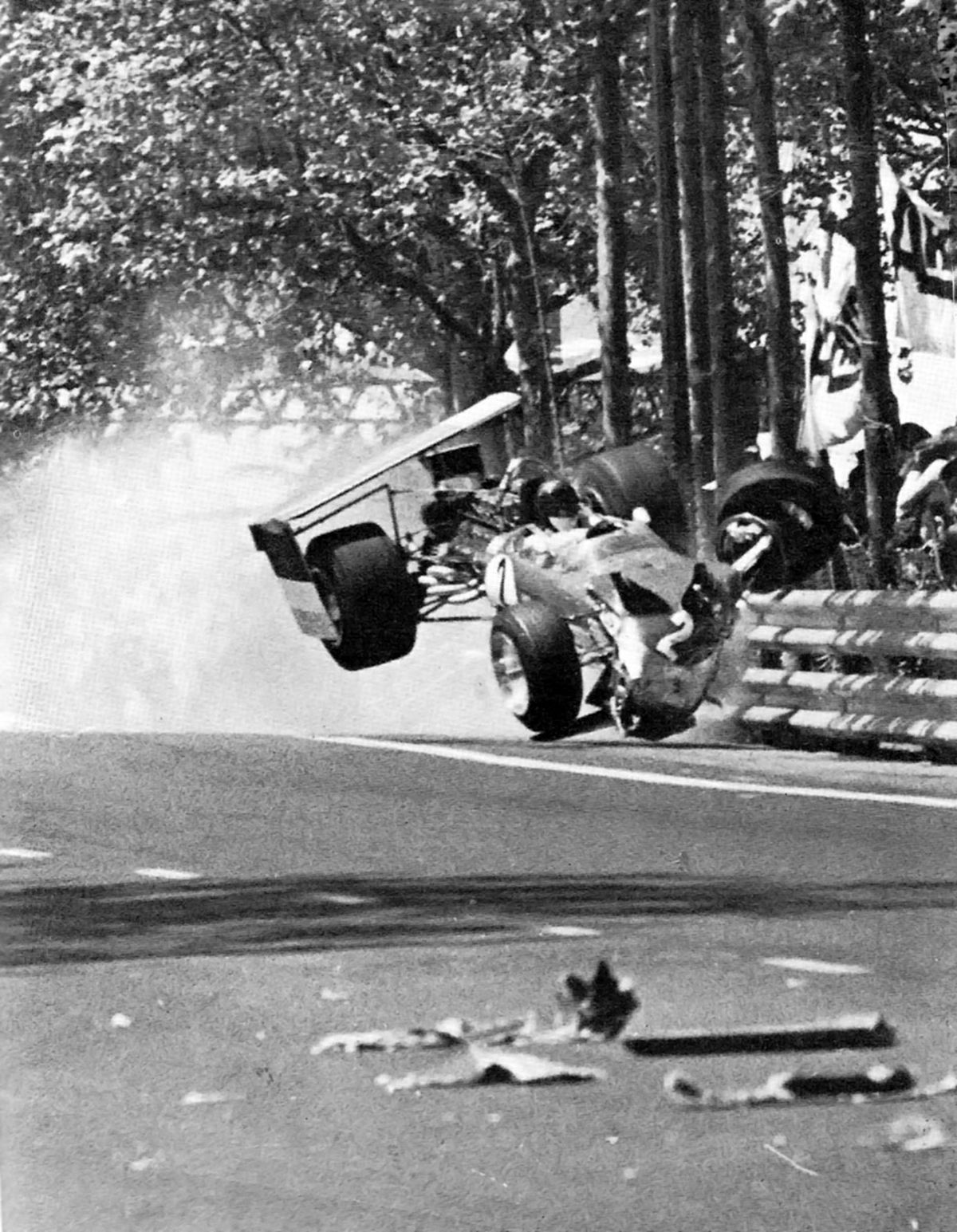 Rindt llegó a criticar públicamente la seguridad de sus autos –y al mismísimo Colin Chapman– por el accidente que protagonizó el domingo 4 de mayo de 1969 en el callejero de Montjuic (foto), que albergó el GP de España, donde se fracturó el tabique nasal tras perder el alerón de su Lotus 49B-Cosworth y estrellarse en el mismo sector de este peligroso circuito donde poco antes lo había hecho su coequiper, Graham Hill.