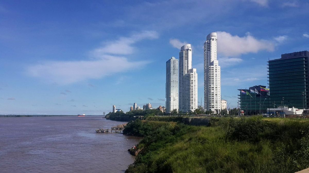 Las torres Dolfines Guaraní son dos edificios de apartamentos de lujo en Rosario