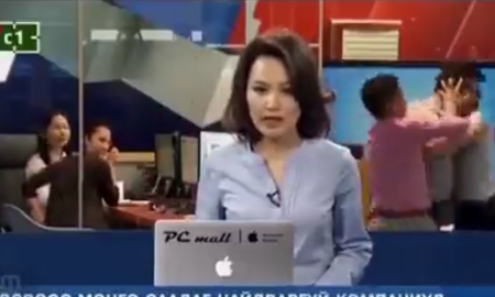 Video viral: en medio de un noticiero en vivo dos empleados se pusieron a pelear. Video viral: en medio de un noticiero en vivo dos empleados se pusieron a pelear.