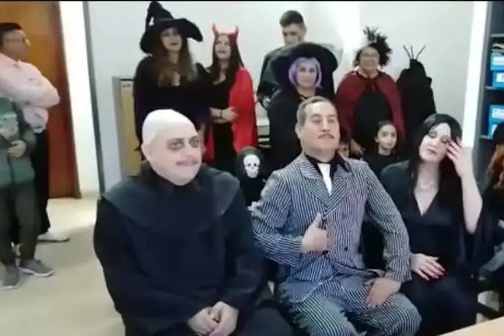 Una pareja cumplió 30 años de casados y renovaron los votos disfrazados como Los Locos Addams