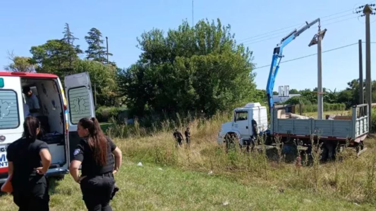 La víctima tenía 29 años y recibió una decarga eléctrica mientras manipulaba postes de hormigón. Otros dos trabajadores siguen internados tras el accidente laboral.