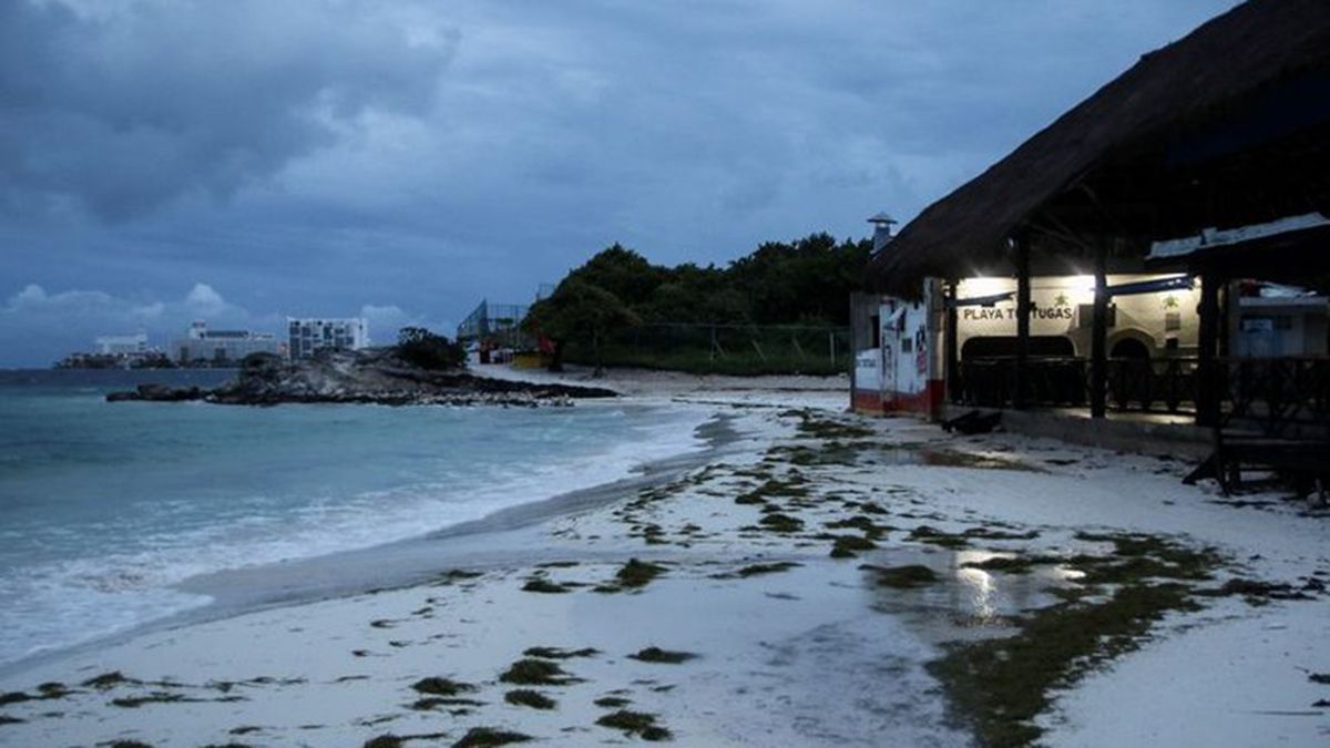 El mayor riesgo que enfrentará el territorio mexicano en las próximas horas será la posibilidad de que Delta provoque un marejada de tormenta “extrema y peligrosa”.