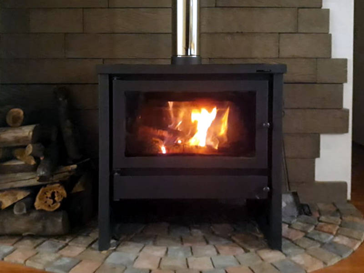 La mujer quiso avivar una estufa a leña