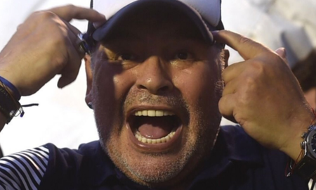 El vicepresidente de Gimnasia y Esgrima de La Plata reconoció que se disfrazó de delivery para viajar y convencer a Diego Maradona de renovar con el Lobo. El vicepresidente de Gimnasia y Esgrima de La Plata reconoció que se disfrazó de delivery para viajar y convencer a Diego Maradona de renovar con el Lobo.