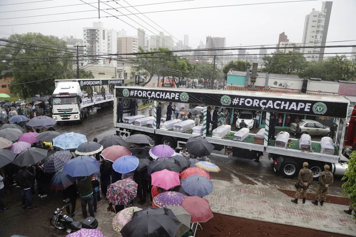 El cortejo fúnebre (en el que tres camiones transportaron los féretros de los jugadores, cuerpo técnico, directivos y empleados del club, así como el grupo de periodistas locales fallecidos en la catástrofe aérea) recorrió la ciudad, de 200.000 habitantes, que albergó el funeral más multitudinario de toda su historia.