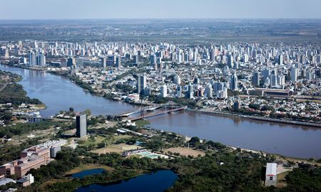 Rodeado por el agua, el Gran Santa Fe depende de un complejo sistema de defensas, reservorios y estaciones de bombeo frente a lluvias extraordinarias o crecidas de los ríos. Rodeado por el agua, el Gran Santa Fe depende de un complejo sistema de defensas, reservorios y estaciones de bombeo frente a lluvias extraordinarias o crecidas de los ríos.