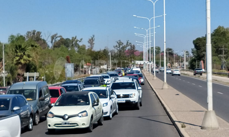 En la ruta 1 km 5, la policía de Santa Fe y personal municipal de Rincón realizan testeos vinculados al coronavirus. Allí se pudo advertir la gran cantidad de vehículos con familias que van hacia las zonas de quintas. Injustificado enojo de algunas personas. En la ruta 1 km 5, la policía de Santa Fe y personal municipal de Rincón realizan testeos vinculados al coronavirus. Allí se pudo advertir la gran cantidad de vehículos con familias que van hacia las zonas de quintas. Injustificado enojo de algunas personas.