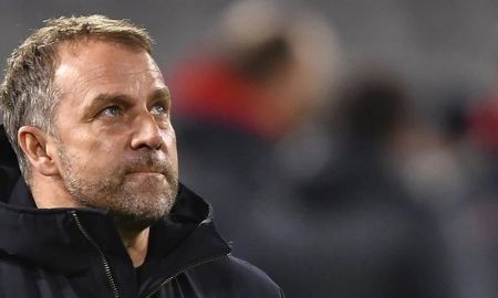 Flick criticó el comportamiento defensivo de su equipo en situaciones cruciales. Flick criticó el comportamiento defensivo de su equipo en situaciones cruciales.