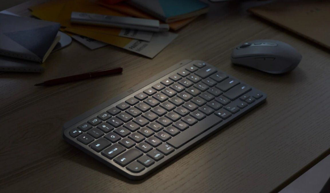 El Logitech MX Keys Mini dispone de un diseño compacto y teclas retroiluminadas.