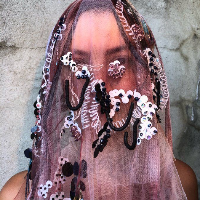 Para Pinto, Londres es menos estructurada que otras capitales de la moda, y por eso eligió ese lugar para mostrar su arte.