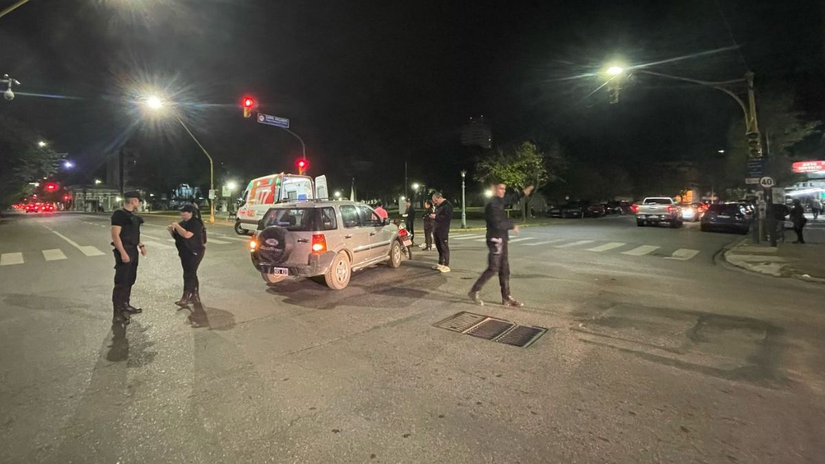 La policía de Santa Fe intervino en el accidente para controlar el tránsito de manera momentánea. También se hizo presente personal del 107.