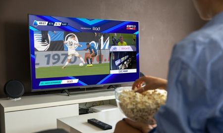 Un hincha insultó al VAR en pleno partido de fútbol, su esposa creyó que era para ella y lo apuñaló Un hincha insultó al VAR en pleno partido de fútbol, su esposa creyó que era para ella y lo apuñaló