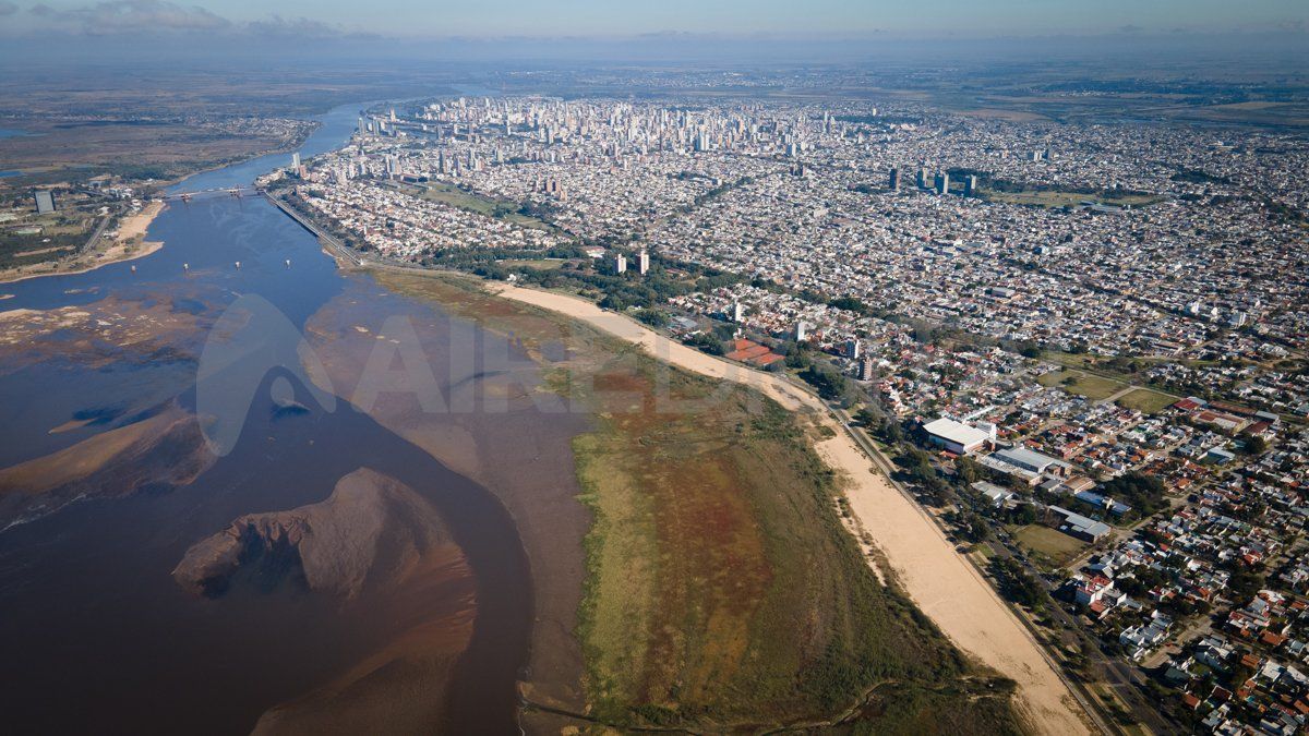 La histórica bajante del río Paraná deja al desnudo grandes partes de su lecho