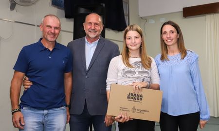 En mayo de este año, el gobernador Omar Perotti anunció la entrega de 40.000 netbooks a alumnos y alumnas de primer año a tercero en escuelas públicas rurales y de segundo año de escuelas públicas secundarias, medias y técnica.