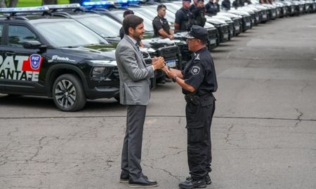 .El gobernador de Santa Fe, Maximiliano Pullaro, encabezó este viernes en la ciudad capital la entrega de 116 camionetas 0 km totalmente equipadas destinadas a la Policía provincial .El gobernador de Santa Fe, Maximiliano Pullaro, encabezó este viernes en la ciudad capital la entrega de 116 camionetas 0 km totalmente equipadas destinadas a la Policía provincial