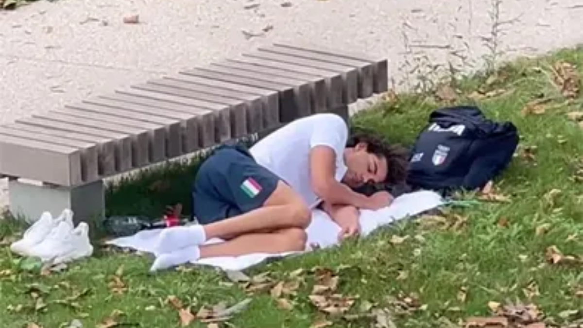 La imagen del nadador italiano Ceccon durmiendo en un parque que se hizo viral.