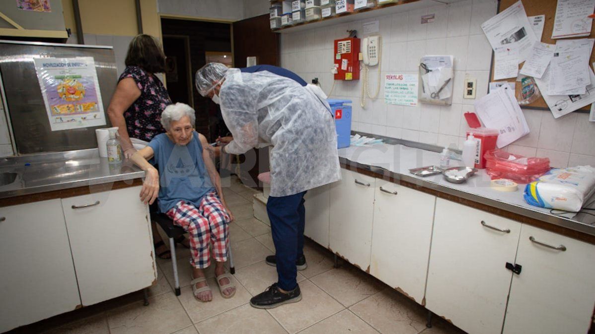 Los pacientes de los geriátricos son vacunados en los establecimientos. 