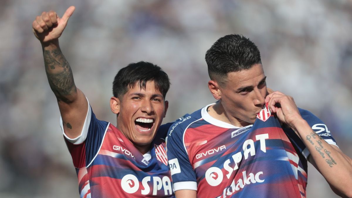 Mauricio Martínez junto a Lautaro Vargas